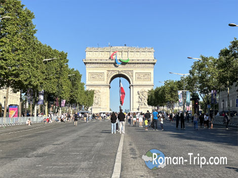 フランス・パリの革命記念日(バスティーユ・デー)のシャンゼリゼ通りと凱旋門。フランス国旗が風にはためき、国家の誇りと祝祭ムードに包まれた荘厳な風景。 / Champs-Élysées and Arc de Triomphe in Paris on Bastille Day — adorned with French flags, the iconic avenue celebrates national pride and history in a solemn yet festive atmosphere.