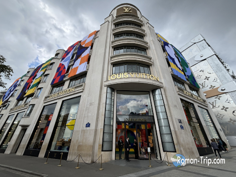 フランス・パリのルイ・ヴィトン本店。シャンゼリゼ通り沿いに構える歴史ある店舗で、ラグジュアリーブランドの象徴的存在として多くの人が訪れる。/ Louis Vuitton flagship store in Paris, France — a historic and iconic boutique located on the Champs-Élysées, representing the heart of the luxury fashion house.