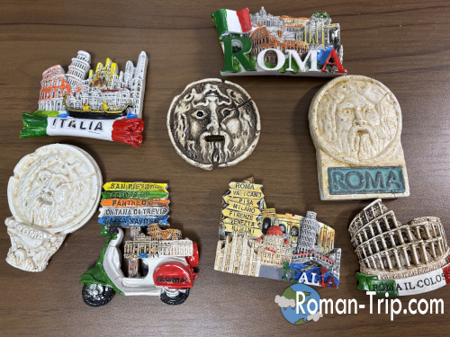 ローマ旅行2日目に購入したご当地マグネット。イタリア国旗をまとったヴェスパや真実の口、象徴的な建築がデザインされた、芸術性あふれるローマ土産。 / Local souvenir magnet bought on the second day in Rome — an artistic piece featuring the Italian flag-colored Vespa, the Bocca della Verità, and iconic architectural landmarks.