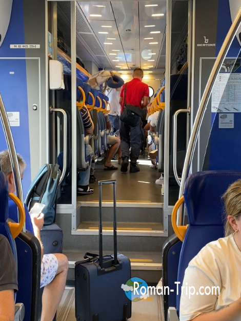 フィウミチーノ空港からローマ市街地へ向かう電車の中。スーツケースを抱えた乗客とともに、旅の始まりを静かに感じる移動のひととき。
/ On the train from Fiumicino Airport to central Rome — a quiet moment at the start of the journey, surrounded by fellow travelers heading into the heart of the Eternal City.