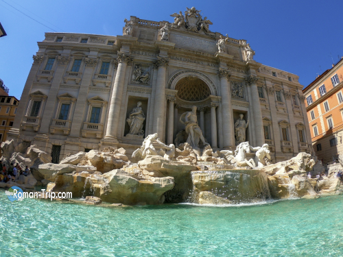 青空と美しいコントラストをなす昼間のトレビの泉。/ Daytime view of the Trevi Fountain in Rome with a stunning contrast against the blue sky.