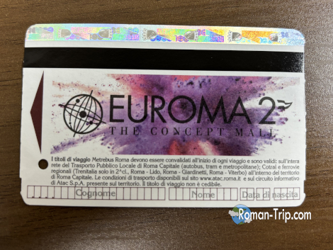 イタリアの地下鉄で使用する切符。シンプルなデザインで、バスやトラムと共通で使えることも。/ A metro ticket used for public transportation in Italy — often valid on buses and trams as well, featuring a simple design.