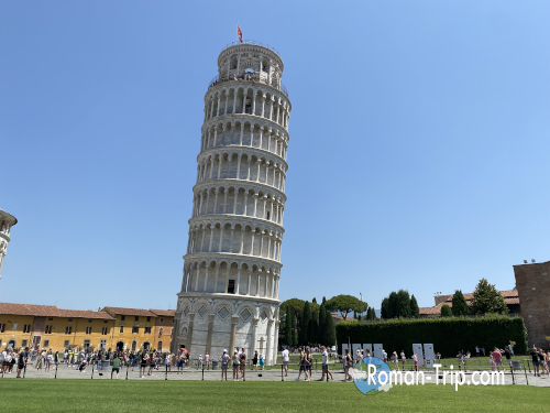目の前で見ると、確かに傾いているピサの斜塔。その独特な姿に感動。/ Seeing it up close, the Leaning Tower of Pisa is unmistakably tilted — a truly impressive sight.
