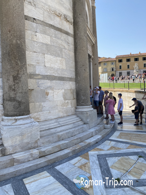 ピサの斜塔の入口に整列する人々。人気スポットならではの光景。/ People lining up at the entrance of the Leaning Tower of Pisa — a typical scene at this iconic landmark.