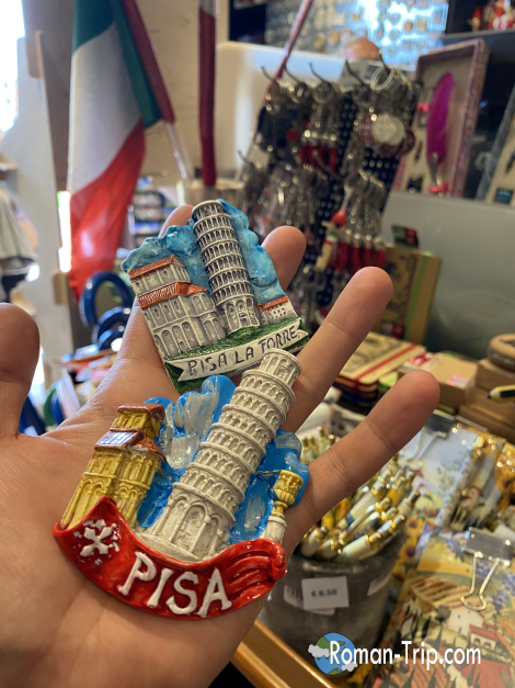 ピサの斜塔近くのお土産屋で購入したご当地マグネット。旅の思い出にぴったり。/ A local souvenir magnet bought near the Leaning Tower of Pisa — a perfect keepsake from the trip.