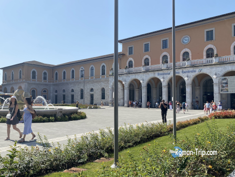 ピサ中央駅の外観。クラシックな雰囲気が旅の始まりを感じさせる駅舎。/ Exterior view of Pisa Central Station, with its classic architecture evoking the start of a journey.