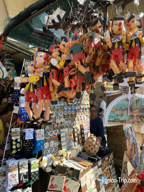 ヴェッキオ橋で見かけたお土産。ピノキオの人形がひときわ目を引く。/ Souvenirs on display at Ponte Vecchio in Florence, with a standout Pinocchio doll catching the eye.