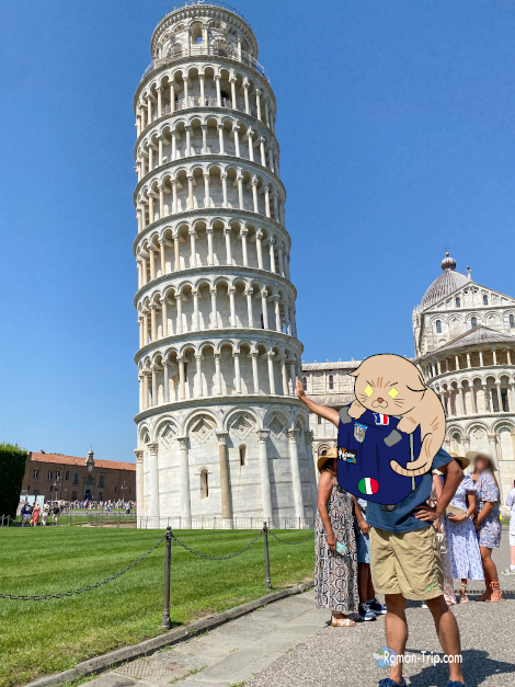 ピサの斜塔を押してみるおもしろ写真。ユニークな構図が旅の楽しさを物語る。/ A fun photo of pushing the Leaning Tower of Pisa — a playful composition capturing the joy of travel.