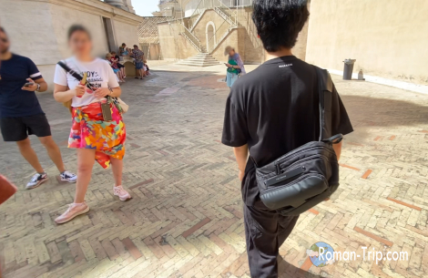 エレベーターを降りた直後に広がる景色。広々としたスペースで、どの方向に進むか一瞬迷ってしまった。/ View right after exiting the elevator to the cupola at St. Peter’s Basilica — a spacious area that left me momentarily unsure which way to go.