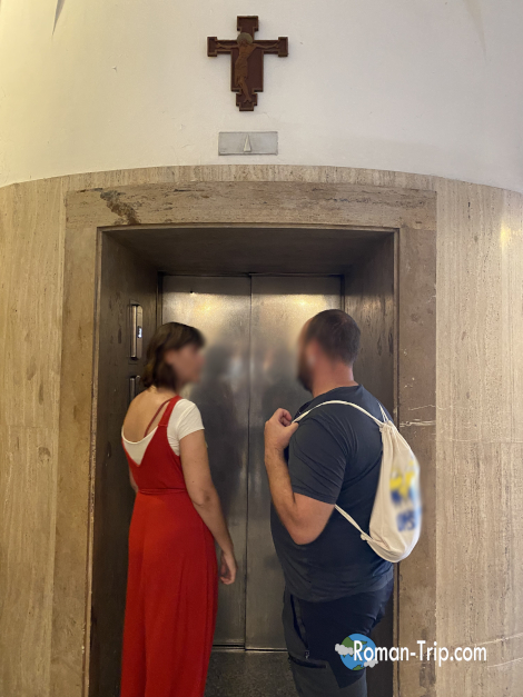 サンピエトロ寺院のクーポラへ続くエレベーターの写真。登る前からワクワクする瞬間。/ Photo of the elevator leading to the cupola of St. Peter’s Basilica — an exciting moment just before the ascent.