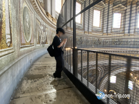 クーポラの天井通路。先ほど下から見上げた天井画が目の前に迫る圧巻の眺め。/ Cupola walkway at St. Peter’s Basilica, offering an up-close view of the breathtaking ceiling art previously admired from below.
