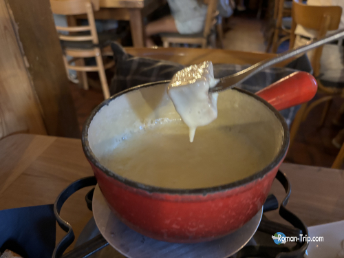 スイス旅行で味わった本場のチーズフォンデュ。とろけるチーズとパンの相性が抜群。/ Authentic cheese fondue enjoyed during a trip to Switzerland — perfectly melted cheese paired with crusty bread.