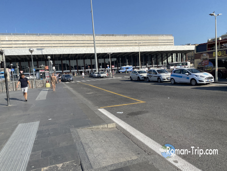 テルミニ駅の外観。地下鉄の入口へ向かって移動中の一コマ。旅の拠点となるローマの主要駅。/ Exterior of Termini Station in Rome, heading toward the metro entrance — a key transportation hub for travelers.