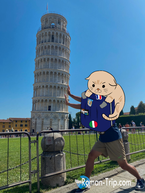 ピサの斜塔を支えるポーズをとる旅行者。定番だけどやっぱり楽しい記念写真。/ A traveler striking the classic pose of "holding up" the Leaning Tower of Pisa — a timeless and fun photo opportunity.