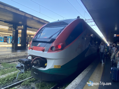 Leonardo Express（レオナルド・エクスプレス）は、ローマ・フィウミチーノ空港とテルミニ駅を直通で結ぶ空港特急。便利で快適なアクセス手段。/ Leonardo Express is a direct airport train connecting Rome's Fiumicino Airport and Termini Station — a convenient and comfortable transport option.