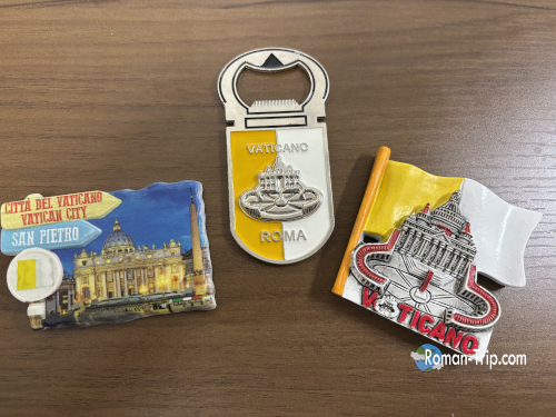 バチカン市国観光で購入したご当地マグネット。サンピエトロ寺院や教皇の紋章など、バチカンらしいデザイン。/ A souvenir magnet bought during a visit to Vatican City, featuring iconic elements like St. Peter’s Basilica and the papal emblem.