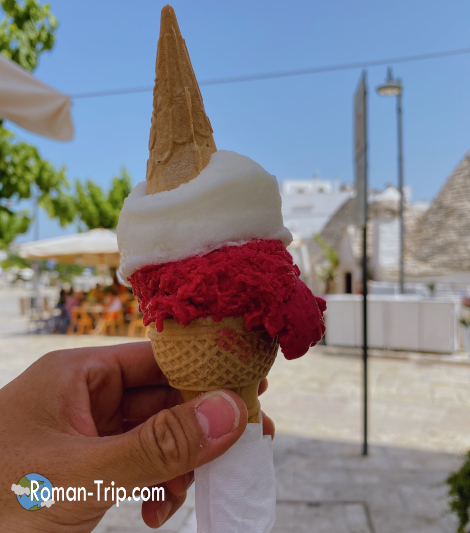 アルベロベッロで味わったジェラート。ラズベリーとヨーグルトの爽やかな組み合わせ。/ Gelato in Alberobello with a refreshing mix of raspberry and yogurt flavors.