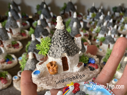アルベロベッロの家を忠実に再現した置物。旅の記念に購入した精巧なお土産。/ A miniature souvenir faithfully replicating a trulli house from Alberobello — a finely crafted keepsake from the trip.