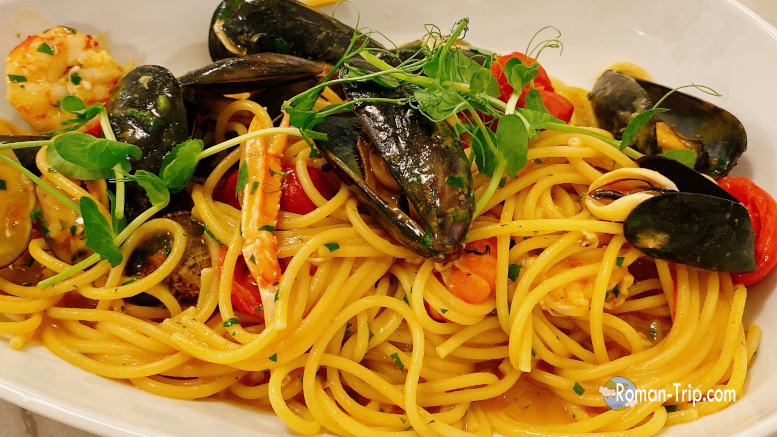 バーリで食べた、たくさんのシーフードを使った贅沢なボンゴレパスタ。魚介の旨味が凝縮された一皿。/ Luxurious vongole pasta in Bari, generously topped with a variety of seafood and packed with rich ocean flavor.