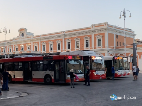 イタリア・バーリ中央駅の北口。周辺にはバス乗り場やタクシー乗り場があり、観光や移動の拠点に便利な場所。/ North exit of Bari Centrale Station in Italy — a convenient hub for travelers with nearby bus and taxi access.