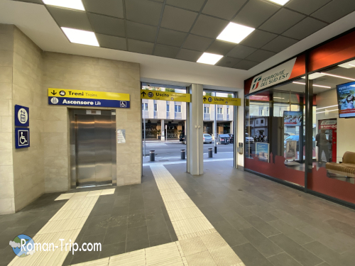 イタリア・バーリ中央駅の南口の様子。地元感のある静かな雰囲気で、観光客の少ない落ち着いたエリア。/ South exit view of Bari Centrale Station in Italy — a quieter, more local-feeling area with fewer tourists and a calm atmosphere.