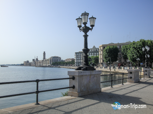 バーリの港近くに広がる海辺の景色。青い海と穏やかな波が旅のひとときを彩る。/ Seaside view near the harbor in Bari — blue waters and gentle waves adding charm to the travel experience.