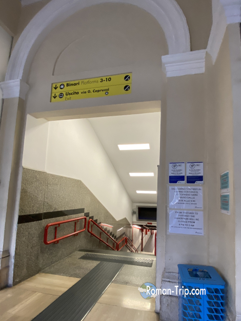 バーリ駅北口の地下通路の写真。無機質な空間を歩きながら、旅の始まりを感じる瞬間。/ Photo of the underground passage at the north exit of Bari Station — a stark, quiet space marking the beginning of a new journey.