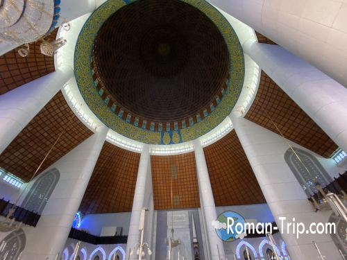 クアラルンプールのブルーモスク内部。天井を見上げると広がる美しい装飾。/ Looking up at the beautifully decorated ceiling inside the Blue Mosque in Kuala Lumpur.