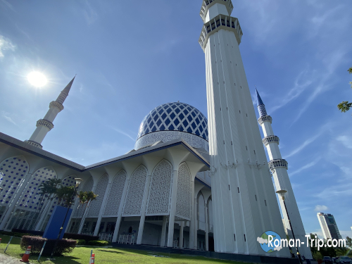 クアラルンプールのブルーモスク。真っ青なドームと空にそびえるミナレットが印象的。/ The Blue Mosque in Kuala Lumpur with its vivid blue dome and towering minaret against the sky.