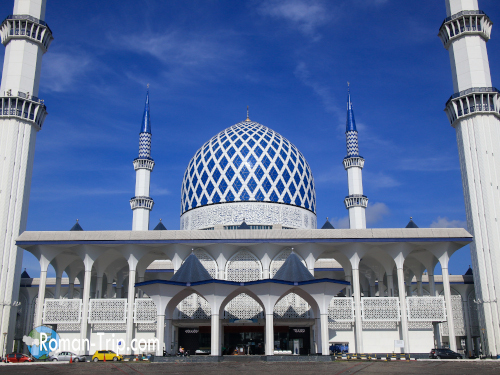 クアラルンプールのブルーモスクを正面から撮影。青と白のコントラストが美しい外観。/ Front view of the Blue Mosque in Kuala Lumpur, showcasing its stunning blue and white contrast.
