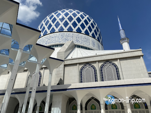 クアラルンプールのブルーモスク内部見学でのみ撮影できる特別なアングル。/ Special interior view of the Blue Mosque in Kuala Lumpur, captured during the guided tour.