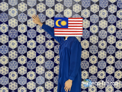 クアラルンプールのブルーモスク。美しい壁の装飾を背景に記念撮影。/ Commemorative photo with the beautiful wall decorations inside the Blue Mosque in Kuala Lumpur.
