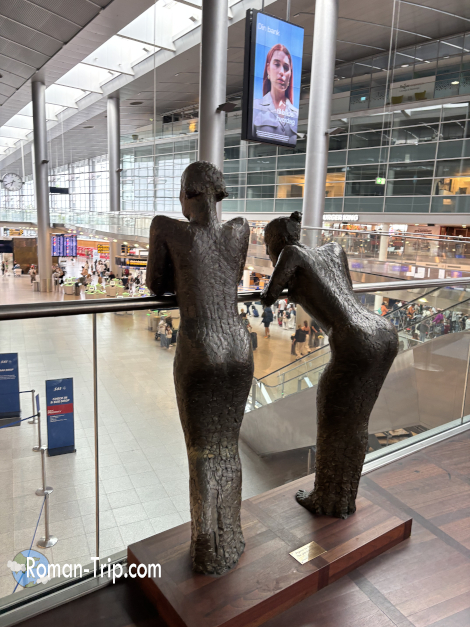 コペンハーゲン空港にある航空会社SASのサービスカウンター。手続きや問い合わせを行う旅行者でにぎわう場所。/ SAS service counter at Copenhagen Airport — a busy spot where travelers handle check-ins, inquiries, and assistance.