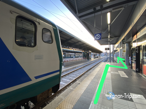 バーリ駅の地下通路内の写真。Ferrovie del Sud Est(南東鉄道)の乗り場を示す案内表示が見える。/ Photo inside the underground passage at Bari Station, showing signage directing passengers to the Ferrovie del Sud Est platform.