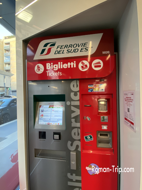 Ferrovie del Sud Est(南東鉄道)の券売機。バーリ駅構内でローカル線の切符を購入するのに利用される。/ Ticket machine for Ferrovie del Sud Est at Bari Station — used to purchase tickets for local regional trains.