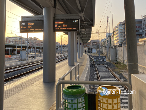Ferrovie del Sud Est(南東鉄道)の電車を待つバーリ駅のホーム。静まり返ったローカルな雰囲気が漂う一枚。/ Empty platform at Bari Station for Ferrovie del Sud Est trains — a quiet, local atmosphere captured while waiting.