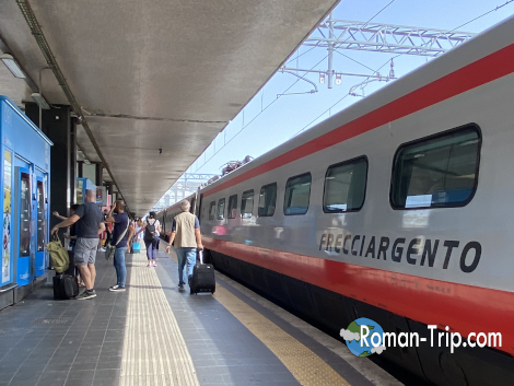 イタリアの高速列車「FRECCIARGENTO（フレッチャアルジェント）」。白と赤の車体が特徴で主要都市間を高速で結ぶ。/ FRECCIARGENTO high-speed train in Italy — characterized by its white and red livery, connecting major cities at high speed.