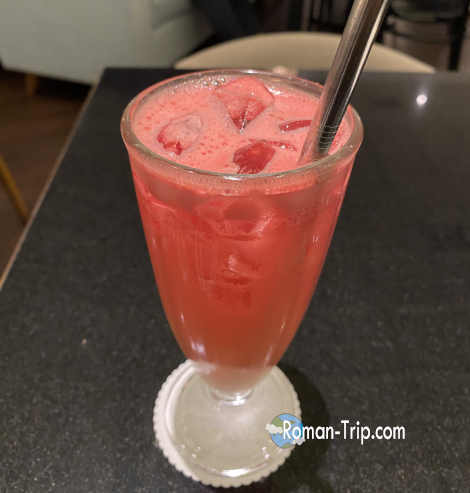 クアラルンプールのレストラン「Serai」でいただいたスイカジュース。暑さを癒す爽やかな味わい。/ Refreshing watermelon juice enjoyed at "Serai" restaurant in Kuala Lumpur — a perfect drink to beat the heat.