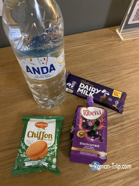 クアラルンプールのセブンイレブンで購入した水やお菓子。現地のコンビニで手軽に楽しめる旅の必需品。/ Water and snacks bought at a 7-Eleven in Kuala Lumpur — convenient local essentials for travelers.