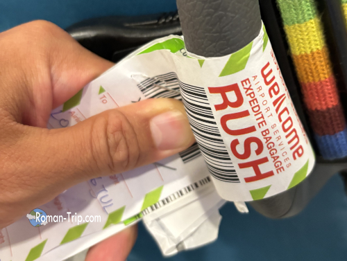 ロストバゲージになった荷物に貼られていた「expedite baggage rush」のタグ。優先的に配送されることを示している。/ Tag reading “expedite baggage rush” attached to lost baggage, indicating it is prioritized for delivery.