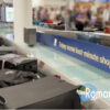 ロストバゲージの荷物とついに再会した感動の瞬間。航空会社の職員と共にバゲージクレームへ向かったシーン。/ Emotional moment of reuniting with lost luggage, heading to the baggage claim area accompanied by airline staff.