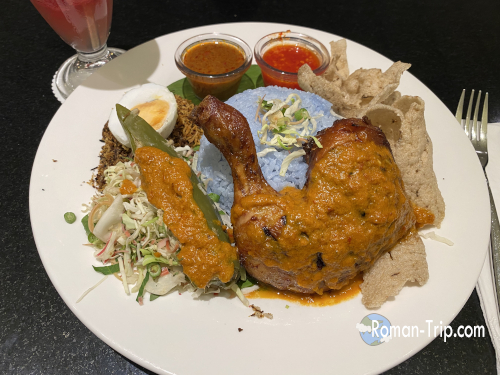 マレーシアの定番グルメ、ナシレマ。青色のライスが特徴的で、見た目も楽しい一皿。/ Malaysian specialty dish Nasi Lemak, featuring unique blue-colored rice that makes the meal visually striking.