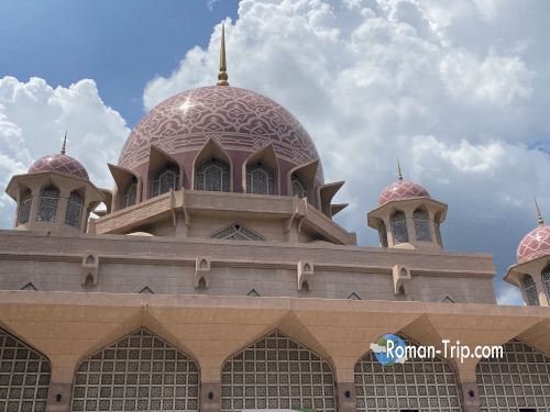 青い空と白い雲に映えるピンクモスクの美しい外観。/ Beautiful view of the Pink Mosque in Putrajaya with blue sky and white clouds.