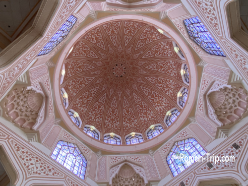 プトラジャヤのピンクモスク内部。精巧に描かれた天井の模様。/ Intricate ceiling patterns inside the Pink Mosque in Putrajaya.