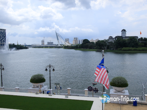 ピンクモスクから眺めるプトラ湖の美しい景色。/ Scenic view of Putra Lake as seen from the Pink Mosque in Putrajaya.