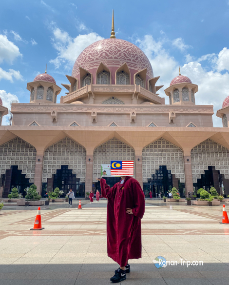 プトラジャヤのピンクモスク正面で赤いローブをまとい記念撮影。/ Commemorative photo in front of the Pink Mosque in Putrajaya, wearing a red robe.