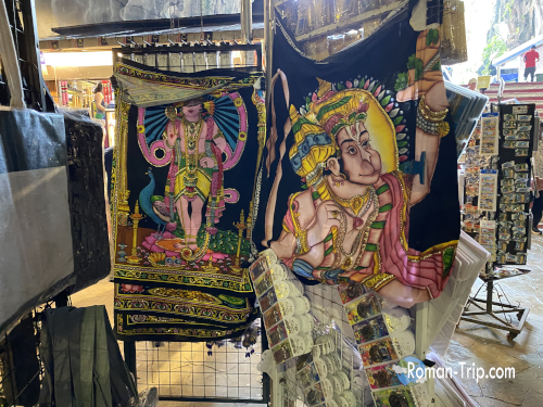 バトゥ洞窟内部にあるお土産屋。宗教的な装飾品や雑貨が並び、観光客でにぎわう。/ Souvenir shop inside Batu Caves, filled with religious ornaments and goods, bustling with visitors.