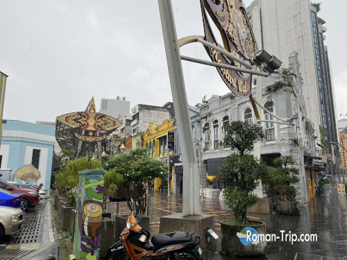 スコール上がりで路面が濡れたクアラルンプールのセントラルマーケット。旅のリアルなワンシーン。/ Central Market in Kuala Lumpur after a tropical rain shower, capturing the authentic travel moment.