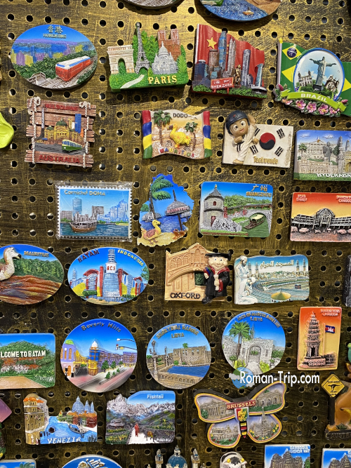 セントラルマーケットで見つけた世界中のご当地マグネットを扱うお店。ブラジル、ベルギー、韓国など多彩な国のデザインが並ぶ。/ A shop at Central Market selling souvenir magnets from around the world, including Brazil, Belgium, Korea, and more.