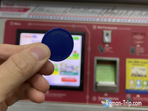 クアラルンプールの地下鉄で使う青いコイン型トークン。/ A blue coin-shaped token used for the metro in Kuala Lumpur.